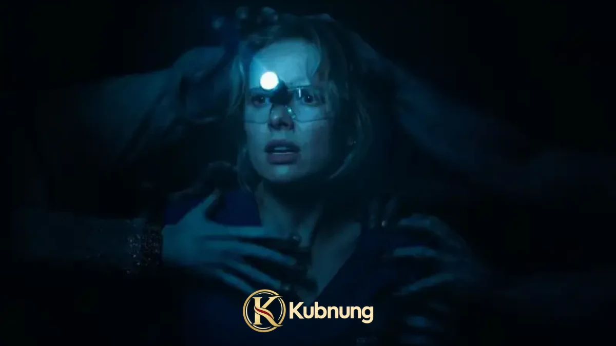 หญิงสาวสวมไฟฉายคาดศีรษะเผชิญมือปริศนาใน Insidious Out of the Further