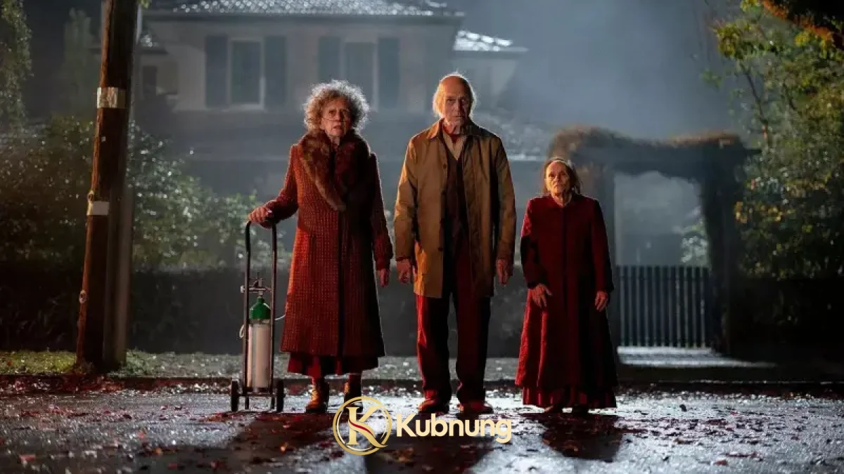 กลุ่มบุคคลยืนบนถนนหน้าบ้านยามค่ำคืนใน Insidious Out of the Further