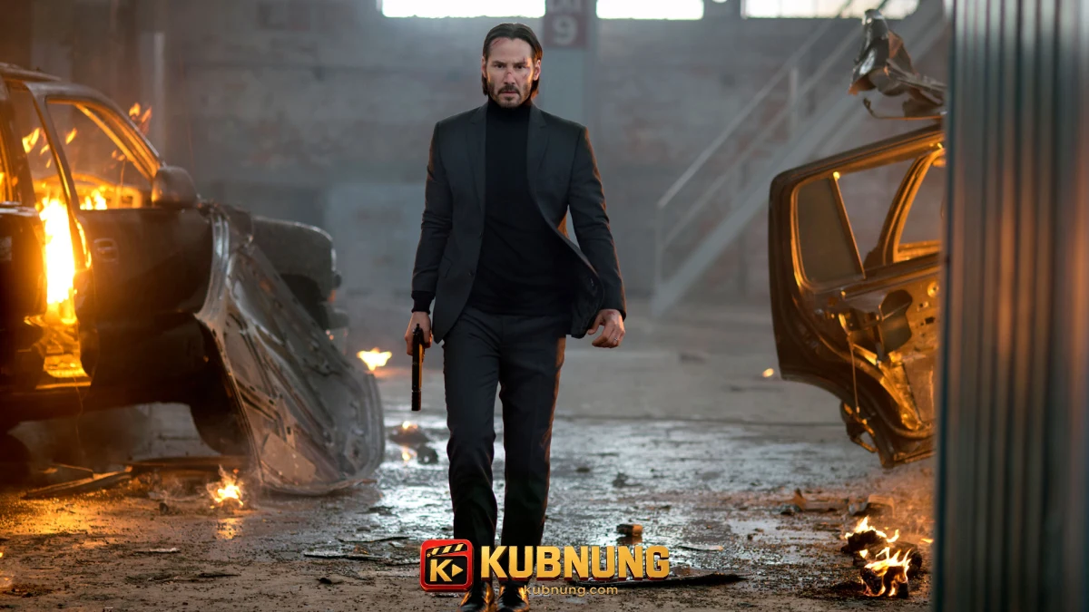จอห์นเดินถือปืนผ่านรถที่กำลังลุกไหม้ใน John Wick ปี 2014