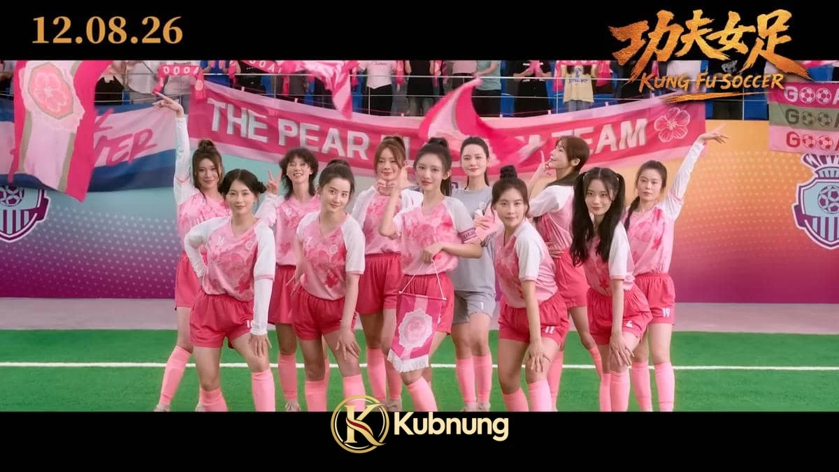 ทีมนักฟุตบอลหญิงในชุดสีชมพูรวมตัวบนสนามใน Kung Fu Soccer
