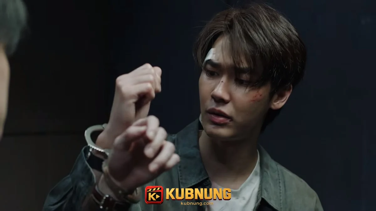 เคย์ยกข้อมือที่ถูกใส่กุญแจมือในฉากจาก Mr.Kill มังงะสั่งตาย