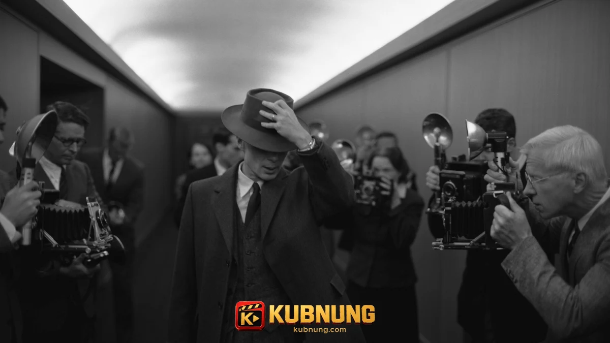 ออพเพนไฮเมอร์ถูกช่างภาพรายล้อมระหว่างการไต่สวนจาก Oppenheimer