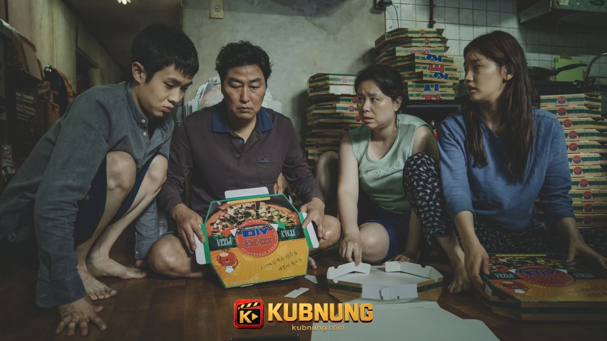 ครอบครัวคิมนั่งพับกล่องพิซซ่าใน Parasite ชนชั้นปรสิต