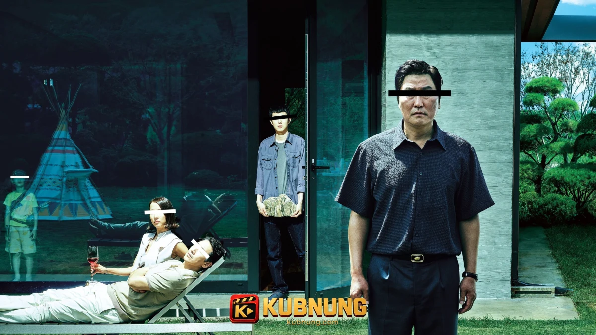 สมาชิกครอบครัวพัคและคิมยืนหน้าบ้านจาก Parasite ชนชั้นปรสิต