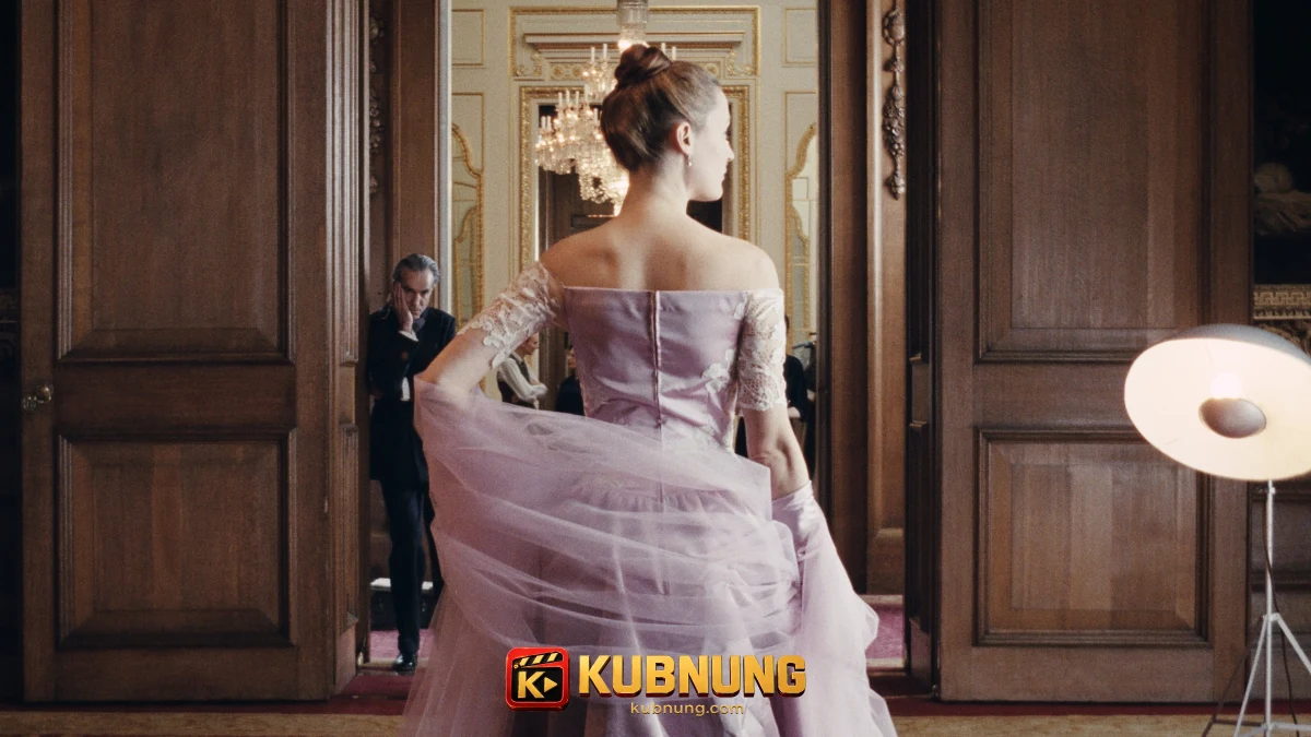 อัลมาสวมชุดราตรีในห้องตัดเสื้อจาก Phantom Thread เส้นด้ายลวงตา