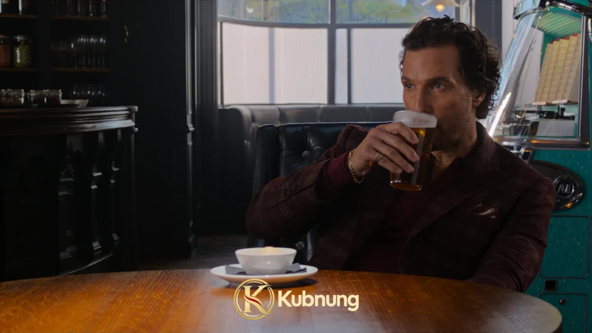 มิคกี้ เพียร์สันนั่งดื่มในผับในภาพยนตร์ The Gentlemen ปี 2020