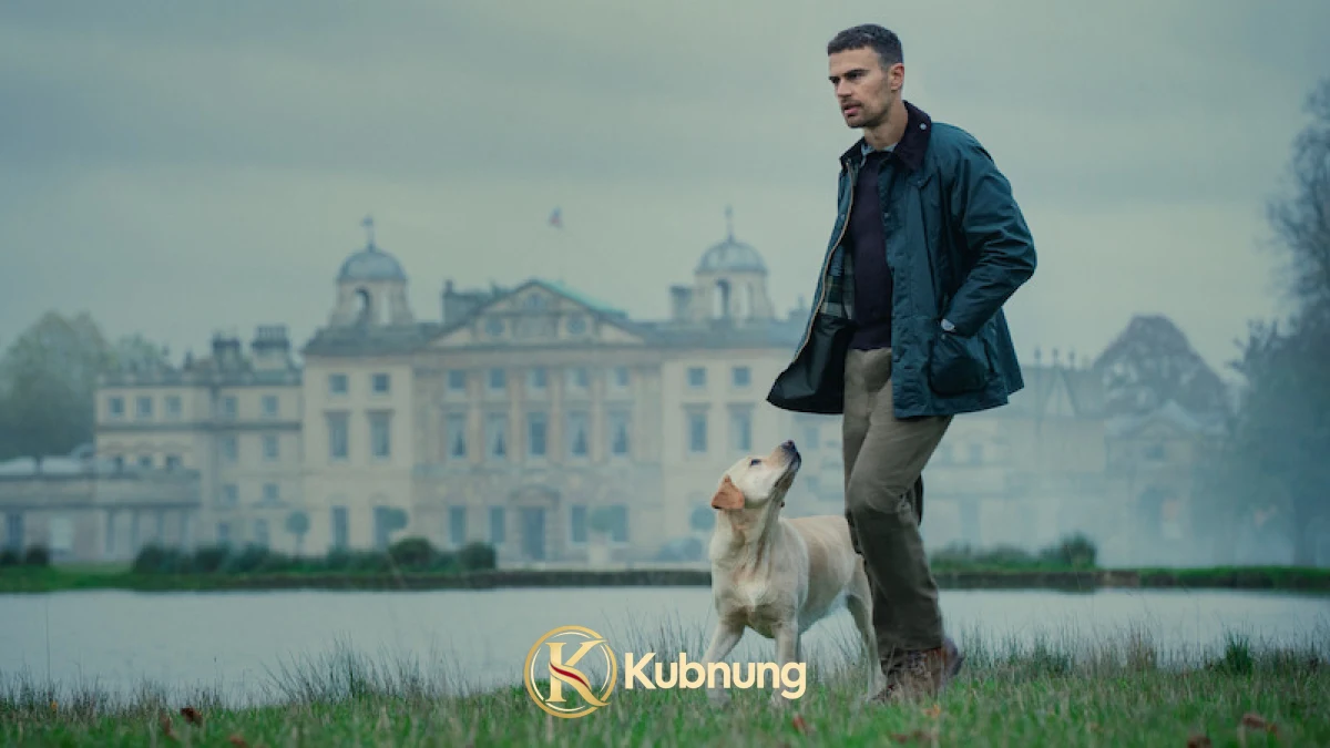 เอ็ดดี้ ฮอร์นิแมนยืนกับสุนัขหน้าคฤหาสน์ใน The Gentlemen ปี 2024