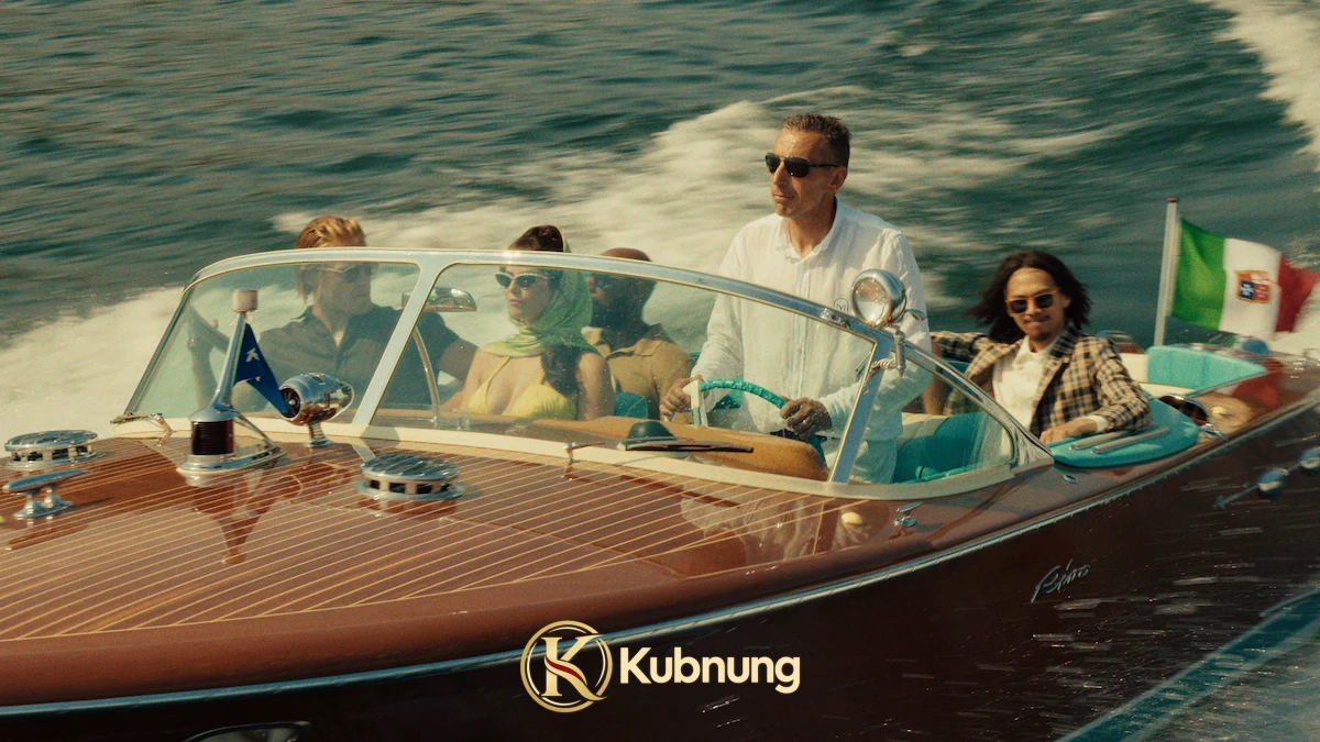 ซูซี่ กลาสและผู้ร่วมทางนั่งเรือไม้ในอิตาลีใน The Gentlemen ซีซั่น 2
