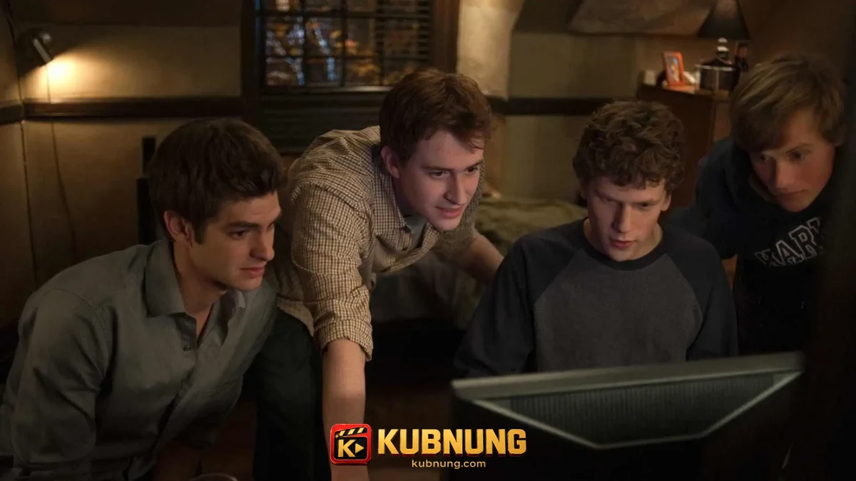 มาร์กกับเพื่อนร่วมกันดูหน้าจอคอมพิวเตอร์ใน The Social Network