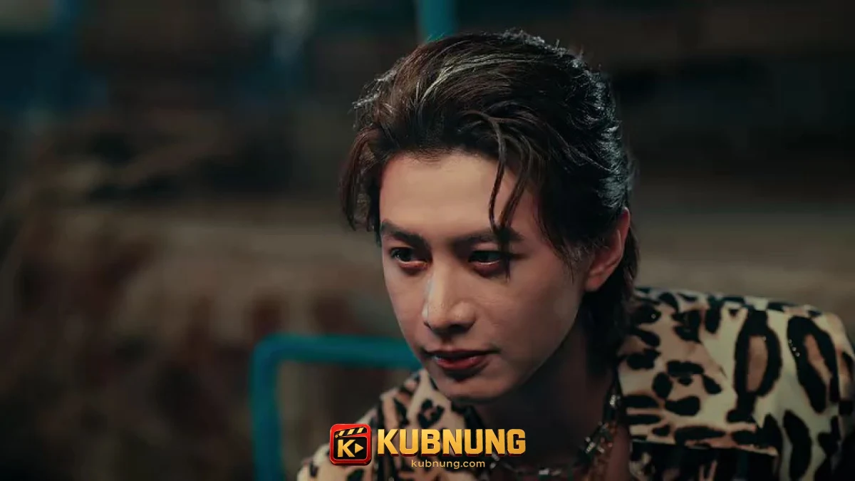 ชายสวมเสื้อลายเสือในฉากจากตอนที่สามของ The Underworld