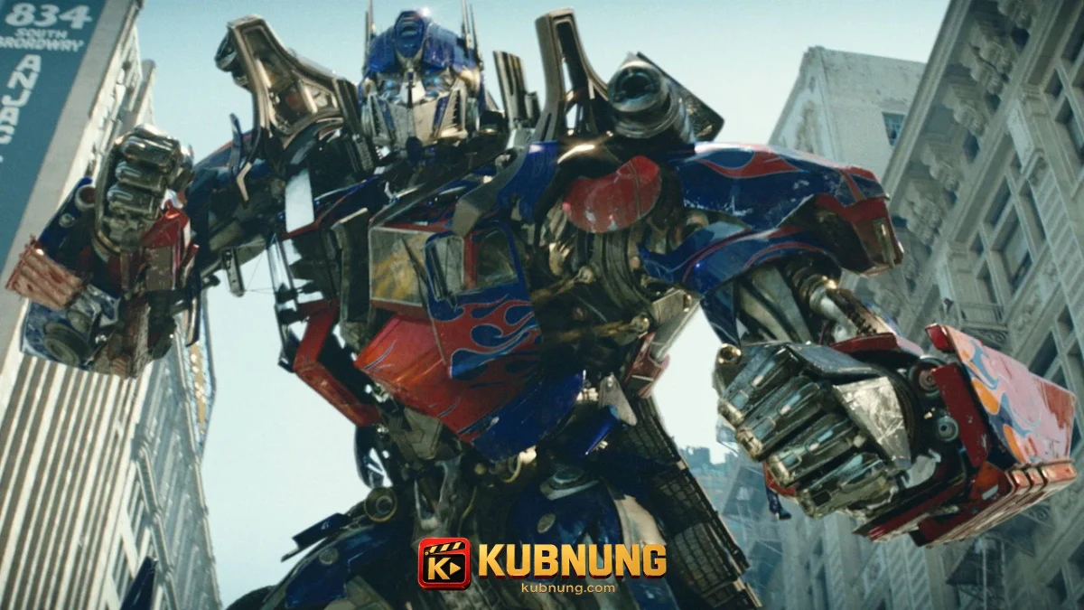 ออพติมัส ไพรม์ยืนอยู่บนถนนกลางเมืองใน Transformers